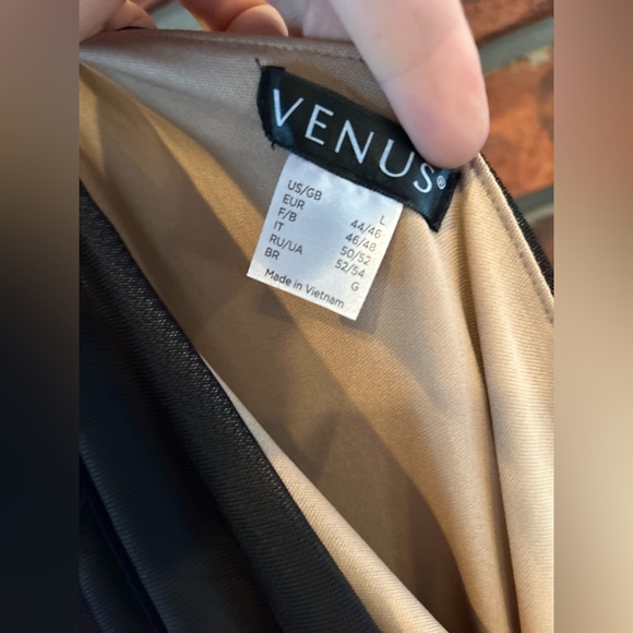 Stunning asymmetrical dress - Picture 2 of 2